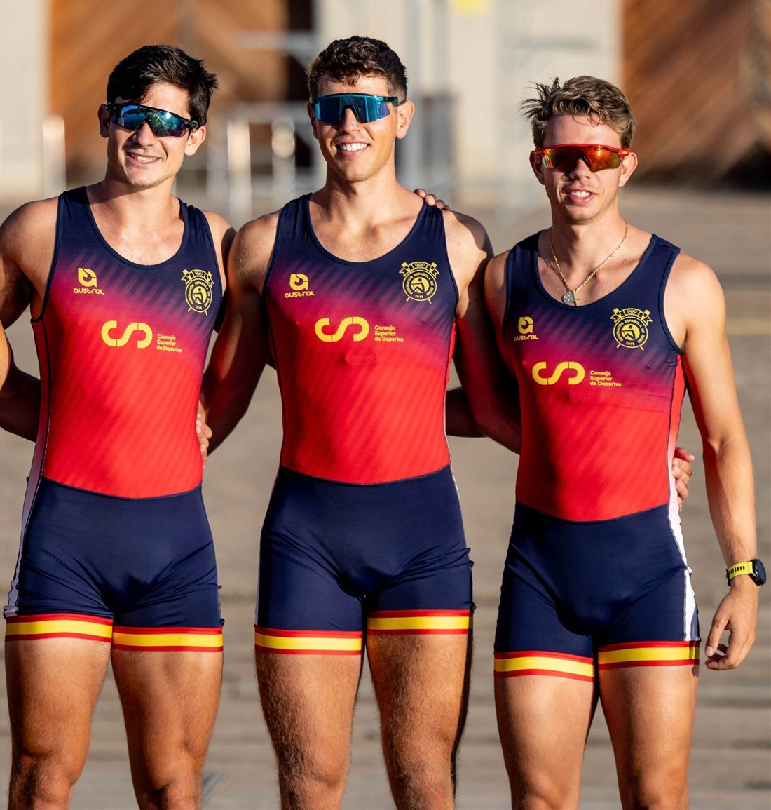 Jorge, Gori y Pau, el equipo de Vislux, con la equipación del equipo nacional de remo
